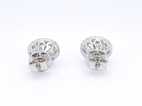 Witgouden entourage oorbellen met diamanten en een gemaakte ovale briljant - afbeelding 9 van  11