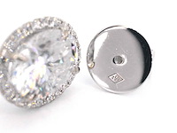 Witgouden entourage oorbellen met diamanten en een gemaakte ovale briljant - afbeelding 11 van  11