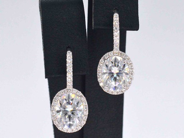 Witgouden entourage oorbellen met diamanten en een gemaakte ovale briljant - afbeelding 1 van  9