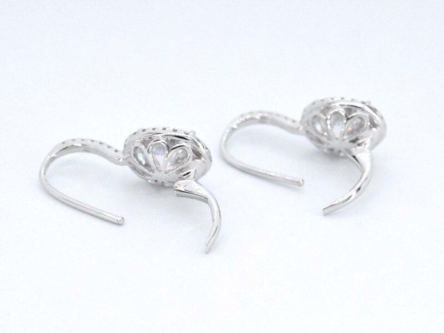 Witgouden entourage oorbellen met diamanten en een gemaakte ovale briljant - afbeelding 5 van  9