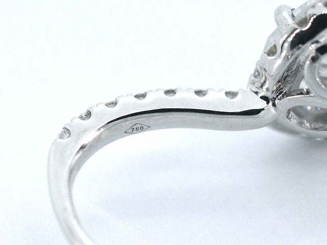 Witgouden entourage oorbellen met diamanten en een gemaakte ovale briljant - afbeelding 7 van  9