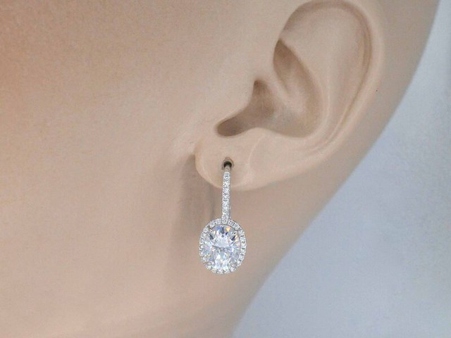 Witgouden entourage oorbellen met diamanten en een gemaakte ovale briljant - afbeelding 2 van  7