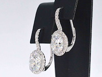 Witgouden entourage oorbellen met diamanten en een gemaakte ovale briljant - afbeelding 3 van  7