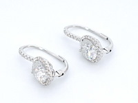 Witgouden entourage oorbellen met diamanten en een gemaakte ovale briljant - afbeelding 6 van  7