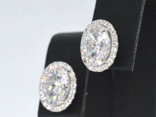 Witgouden entourage oorbellen met diamanten en een gemaakte ovale briljant - afbeelding 5 van  11