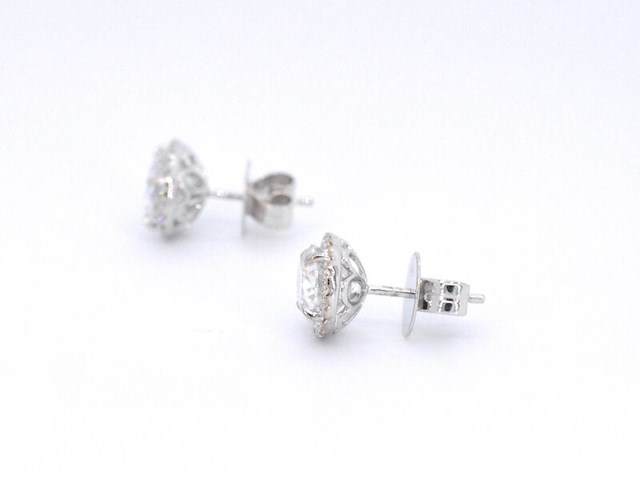 Witgouden entourage oorbellen met diamanten en een gemaakte ovale briljant - afbeelding 7 van  11