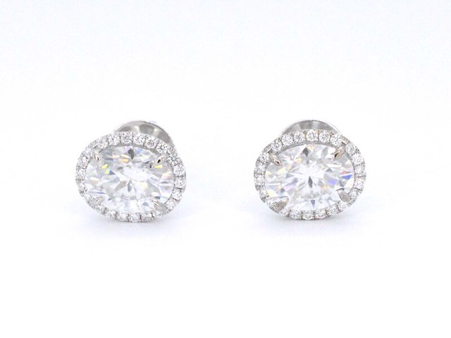 Witgouden entourage oorbellen met diamanten en een gemaakte ovale briljant - afbeelding 8 van  11