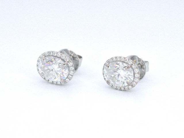 Witgouden entourage oorbellen met diamanten en een gemaakte ovale briljant - afbeelding 10 van  11