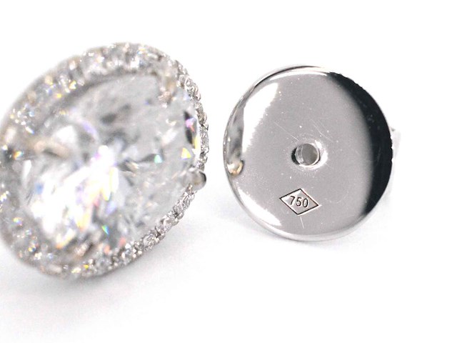 Witgouden entourage oorbellen met diamanten en een gemaakte ovale briljant - afbeelding 11 van  11