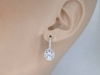 Witgouden entourage oorbellen met diamanten en een gemaakte ovale briljant - afbeelding 2 van  9