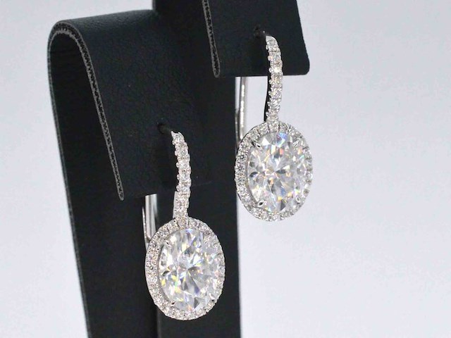 Witgouden entourage oorbellen met diamanten en een gemaakte ovale briljant - afbeelding 4 van  9