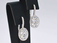 Witgouden entourage oorbellen met diamanten en een gemaakte ovale briljant - afbeelding 4 van  9