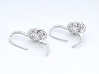 Witgouden entourage oorbellen met diamanten en een gemaakte ovale briljant - afbeelding 5 van  9