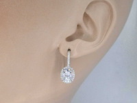 Witgouden entourage oorbellen met diamanten en ovale briljant - afbeelding 2 van  8