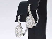 Witgouden entourage oorbellen met diamanten en ovale briljant - afbeelding 4 van  8