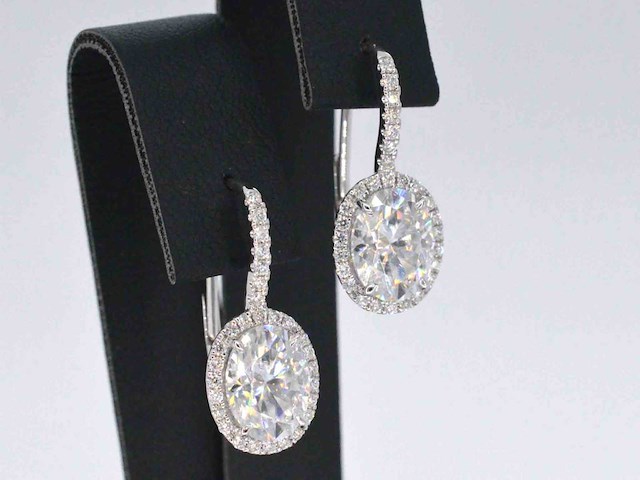 Witgouden entourage oorbellen met diamanten en ovale briljant - afbeelding 5 van  8