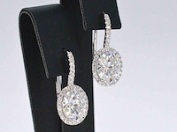 Witgouden entourage oorbellen met diamanten en ovale briljant - afbeelding 5 van  8