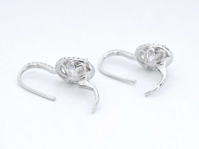 Witgouden entourage oorbellen met diamanten en ovale briljant - afbeelding 6 van  8