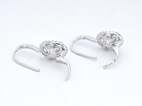 Witgouden entourage oorbellen met diamanten en ovale briljant - afbeelding 6 van  8