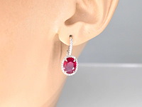 Witgouden entourage oorbellen met diamanten en robijn - afbeelding 2 van  7