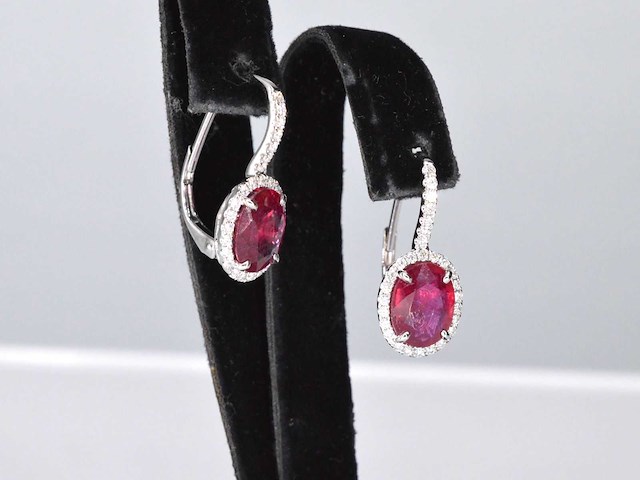 Witgouden entourage oorbellen met diamanten en robijn - afbeelding 5 van  7