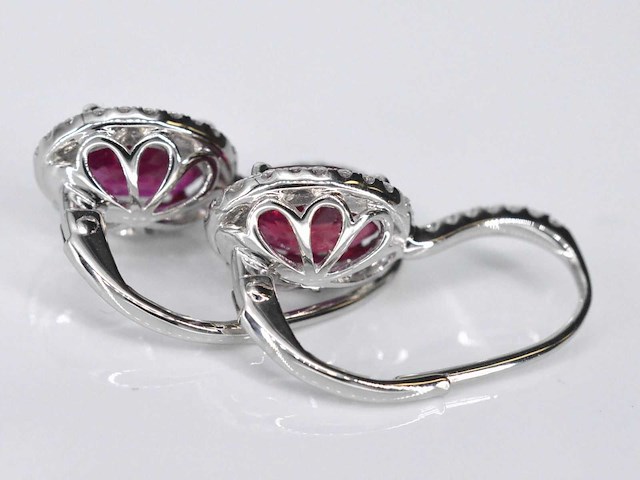 Witgouden entourage oorbellen met diamanten en robijn - afbeelding 7 van  7