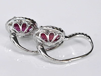 Witgouden entourage oorbellen met diamanten en robijn - afbeelding 7 van  7