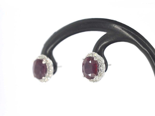 Witgouden entourage oorbellen met diamanten en robijn - afbeelding 4 van  9