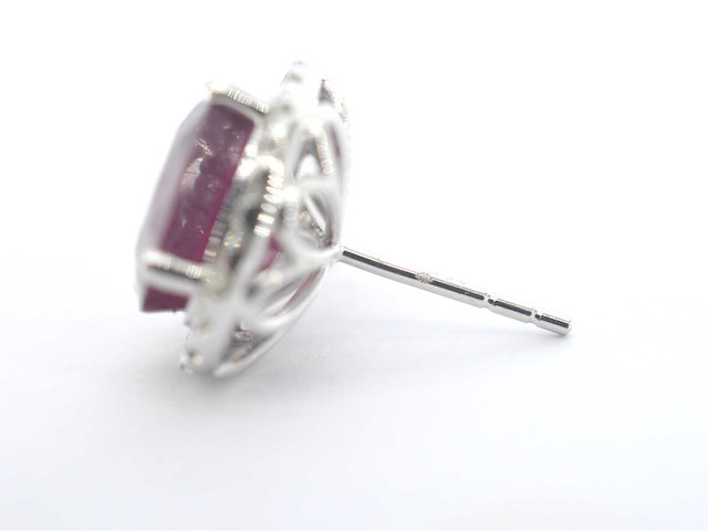 Witgouden entourage oorbellen met diamanten en robijn - afbeelding 8 van  9