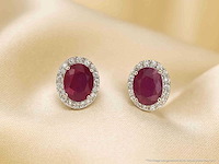 Witgouden entourage oorbellen met diamanten en robijn - afbeelding 9 van  9