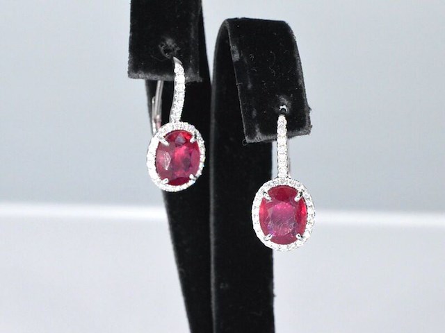 Witgouden entourage oorbellen met diamanten en robijn - afbeelding 3 van  8