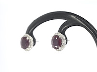 Witgouden entourage oorbellen met diamanten en robijn - afbeelding 4 van  10