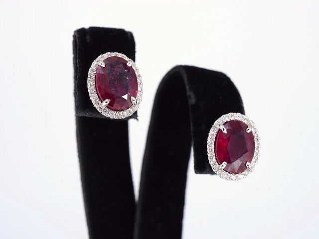 Witgouden entourage oorbellen met diamanten en robijn - afbeelding 4 van  5