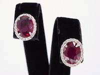 Witgouden entourage oorbellen met diamanten en robijn - afbeelding 1 van  7