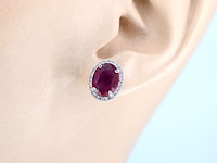 Witgouden entourage oorbellen met diamanten en robijn - afbeelding 2 van  7