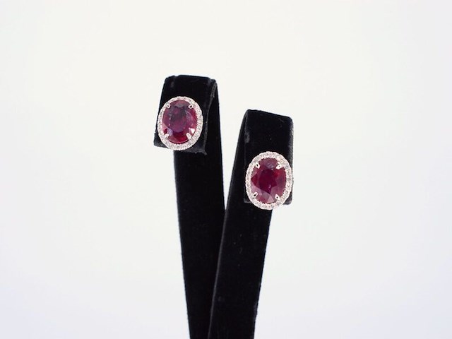 Witgouden entourage oorbellen met diamanten en robijn - afbeelding 3 van  7