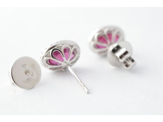 Witgouden entourage oorbellen met diamanten en robijn - afbeelding 5 van  7