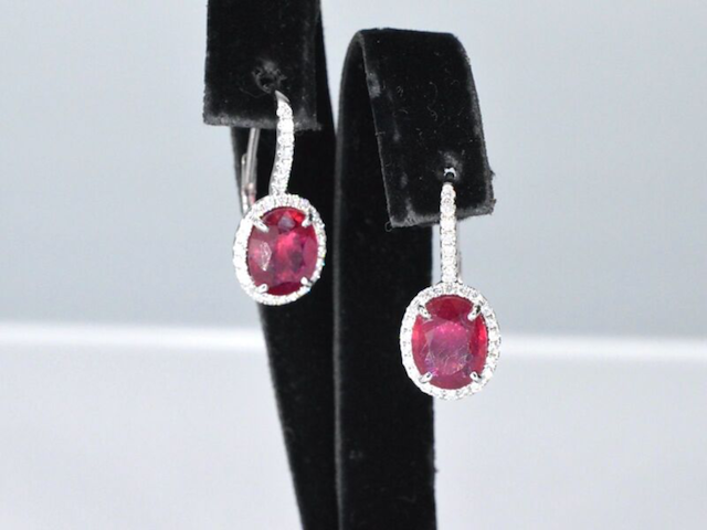 Witgouden entourage oorbellen met diamanten en robijn - afbeelding 1 van  8