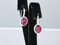 Witgouden entourage oorbellen met diamanten en robijn