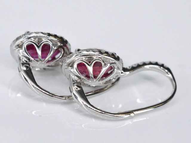 Witgouden entourage oorbellen met diamanten en robijn - afbeelding 4 van  8