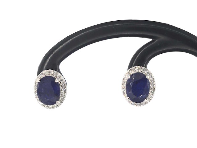 Witgouden entourage oorbellen met diamanten en saffier - afbeelding 1 van  9