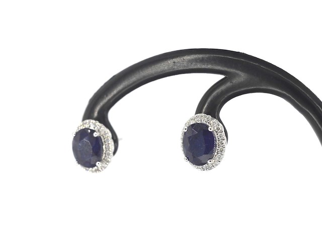 Witgouden entourage oorbellen met diamanten en saffier - afbeelding 4 van  9