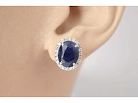 Witgouden entourage oorbellen met diamanten en saffier - afbeelding 3 van  4