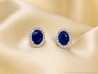 Witgouden entourage oorbellen met diamanten en saffier - afbeelding 9 van  9