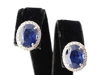 Witgouden entourage oorbellen met diamanten en saffier - afbeelding 1 van  3