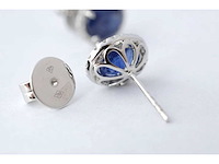 Witgouden entourage oorbellen met diamanten en saffier - afbeelding 3 van  3