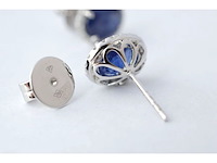Witgouden entourage oorbellen met diamanten en saffier - afbeelding 3 van  5