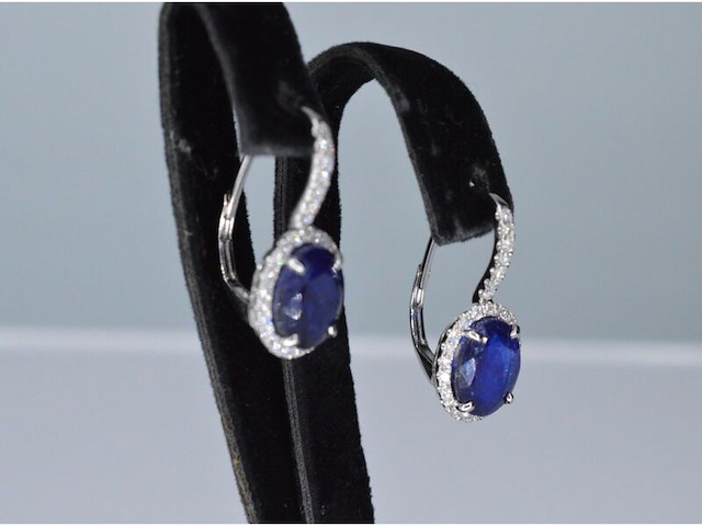 Witgouden entourage oorbellen met diamanten en saffier - afbeelding 4 van  8