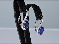 Witgouden entourage oorbellen met diamanten en saffier - afbeelding 4 van  8