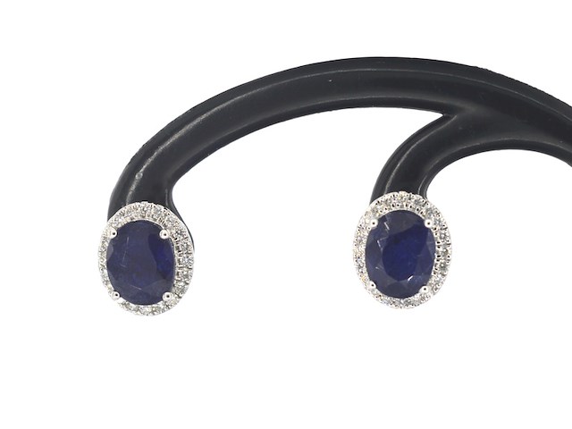 Witgouden entourage oorbellen met diamanten en saffier - afbeelding 1 van  10